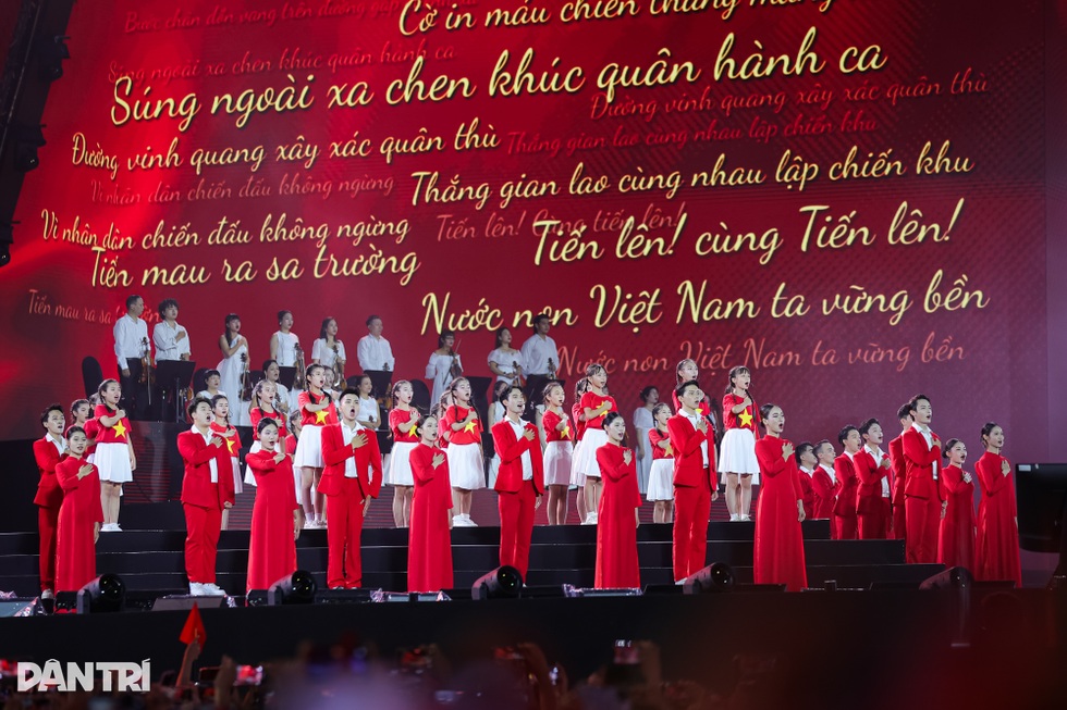 Hơn 50.000 khán giả hoà  nhịp đập yêu nước cùng concert Tổ quốc trong tim - 9