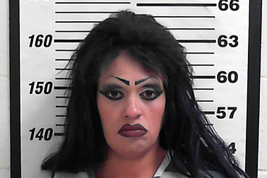 Mẹ bị bắt vì mạo nhận là con gái 21 tuổi