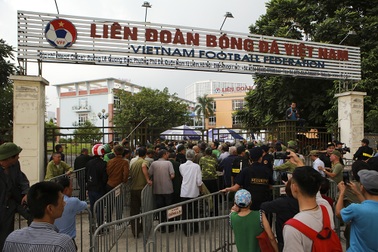 Hàng trăm thương binh xếp hàng mua vé trận Việt Nam gặp Thái Lan