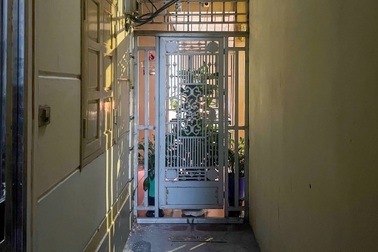 Hà Nội: Hộ dân tố hàng xóm lắp cửa sắt, xây tường bịt ngõ đi chung