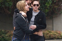 Kiều nữ của "Chạng vạng" ngày càng quấn quýt bạn đồng giới