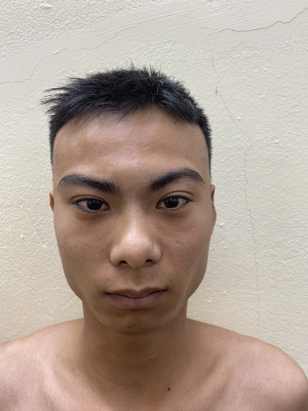 Hà Nội: Cướp tài sản của phụ nữ, tiện tay bóp luôn vòng 1 - 1 Hà Nội: Cướp tài sản của phụ nữ, tiện tay bóp luôn vòng 1 - 1