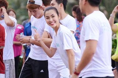 Hà Tăng tập chạy cùng em chồng   