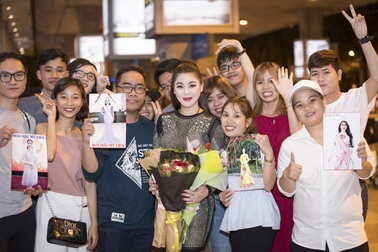 Hoa hậu Mỹ Liên được fan chào đón nồng nhiệt ở sân bay lúc nửa đêm