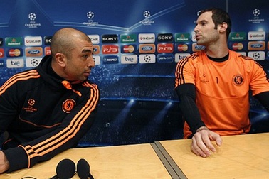 Cech giúp Chelsea “nắn gân” trọng tài