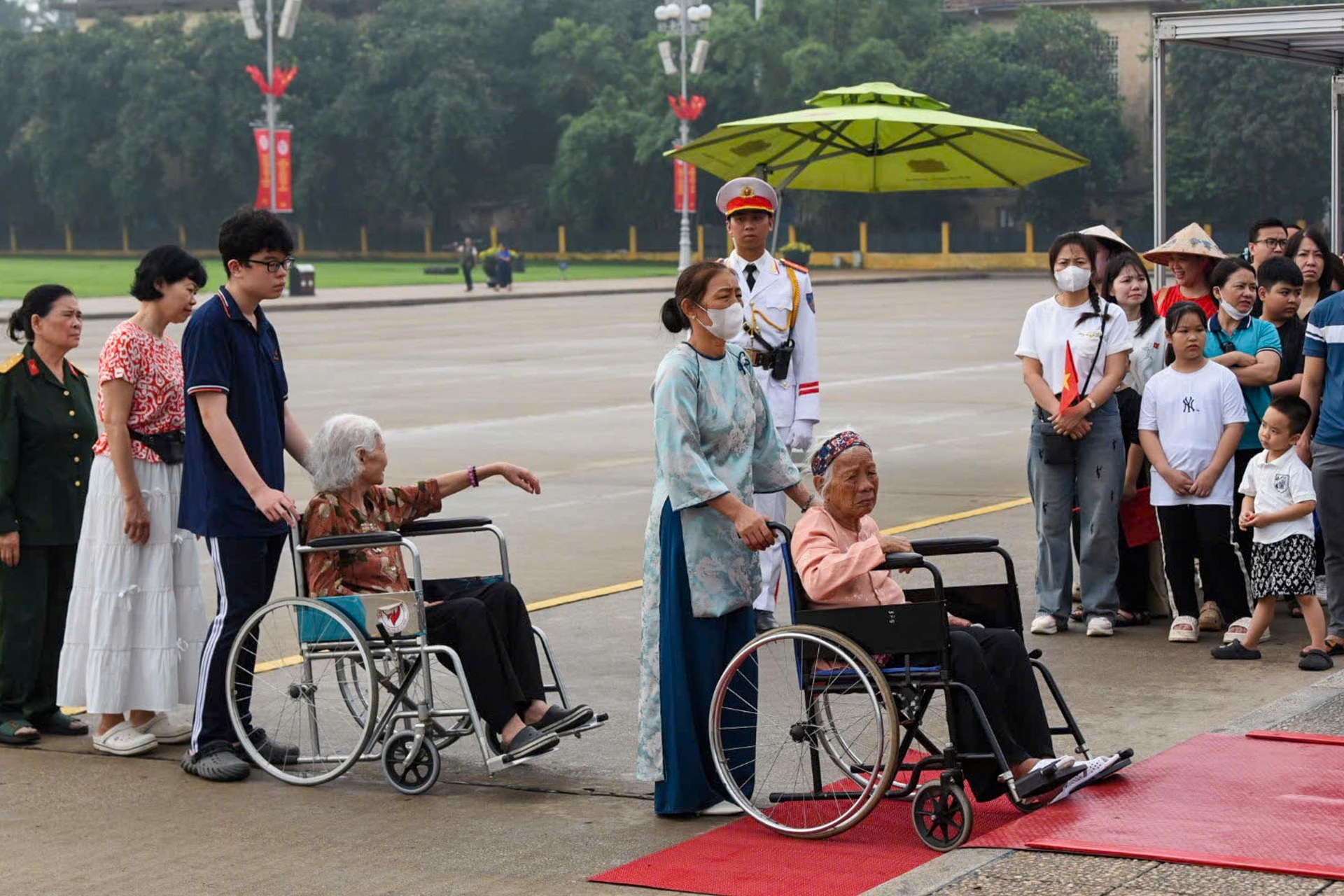 Người dân xếp hàng vào Lăng viếng Chủ tịch Hồ Chí Minh ngày 30/4 - 13 Người dân xếp hàng vào Lăng viếng Chủ tịch Hồ Chí Minh ngày 30/4 - 13