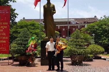 Giám đốc Sở GD-ĐT tỉnh Thừa Thiên Huế chúc mừng em Trương Đông Hưng