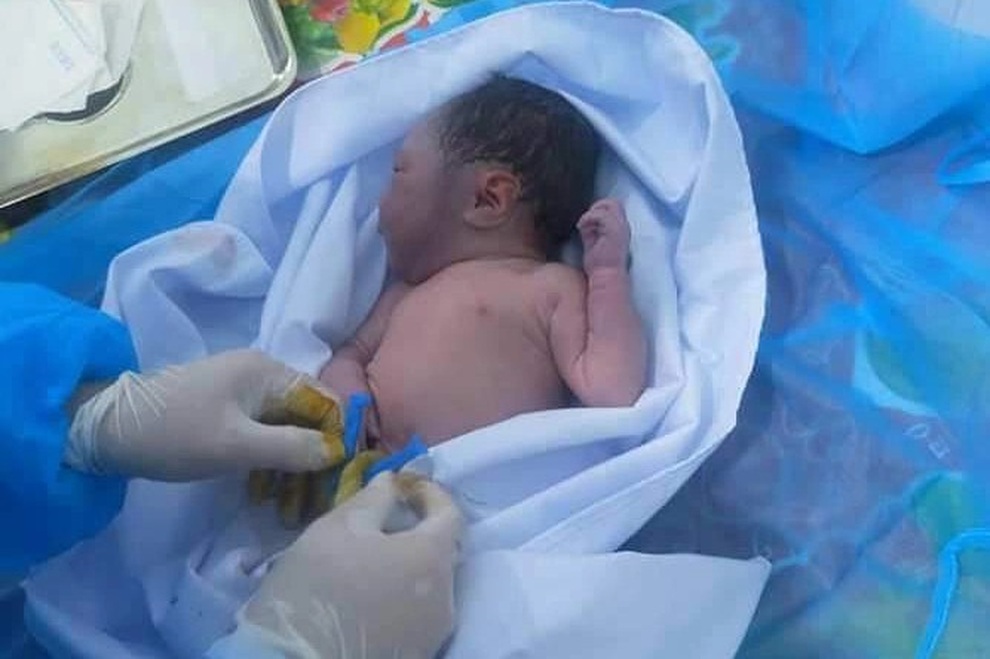 Cứu sống bé sơ sinh còn nguyên dây rốn bị bỏ rơi, người tím tái - 1 Cứu sống bé sơ sinh còn nguyên dây rốn bị bỏ rơi, người tím tái - 1