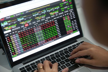 Bản tin chứng khoán trưa 2/12: Tiền chảy vào đâu?