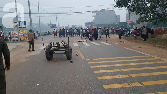 Hiện trường ngổn ngang vụ xe khách đâm đoàn người đưa tang khiến 7 người chết, 3 người bị thương nặng - Ảnh 1. Hiện trường ngổn ngang vụ xe khách đâm đoàn người đưa tang khiến 7 người chết, 3 người bị thương nặng - Ảnh 1.