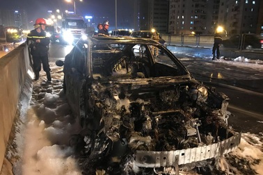 Hà Nội: Mazda 3 cháy "tan nát" trên đường vành đai 3 trên cao