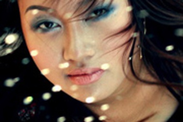 “Nhắm mắt” và nghe “Khánh Linh…hát”!