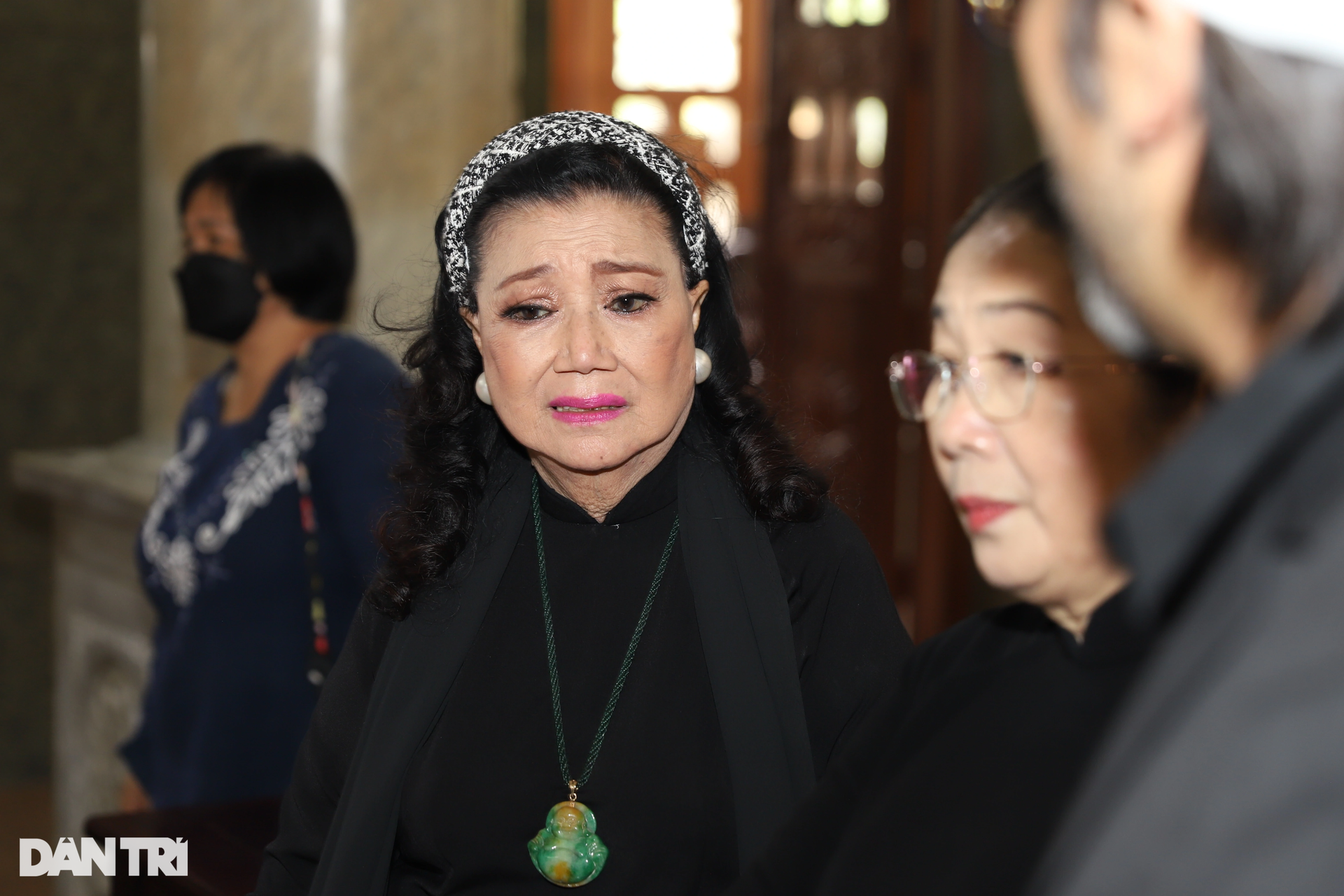 Đám tang minh tinh Thẩm Thúy Hằng: Các con tề tựu, NSND Kim Cương bật khóc - 7 Đám tang minh tinh Thẩm Thúy Hằng: Các con tề tựu, NSND Kim Cương bật khóc - 7