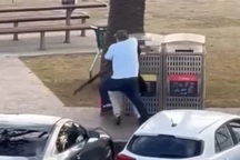 Khoảnh khắc “người hùng” liều mình tước vũ khí của kẻ xả súng ở Australia