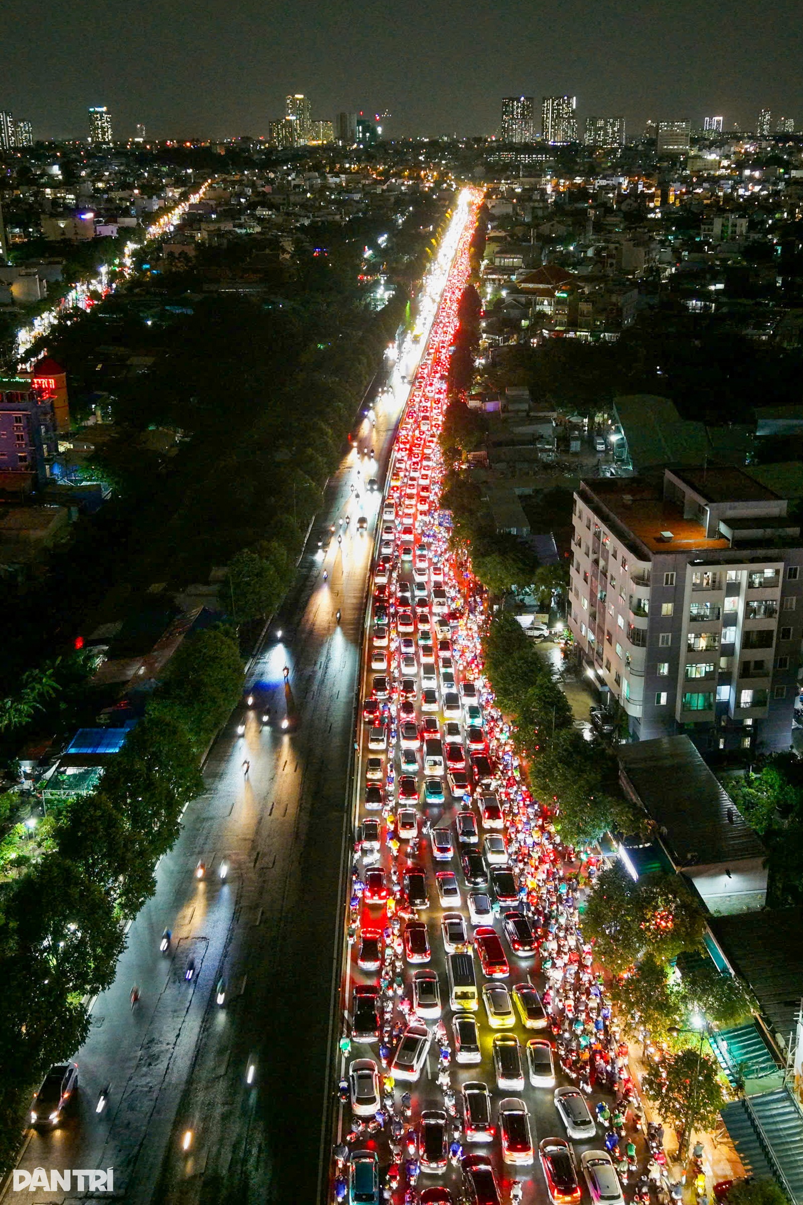 Mưa lớn, đường Phạm Văn Đồng kẹt xe kéo dài hơn 3km - 3