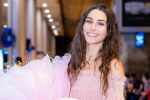 Ngắm nhan sắc của "mỹ nhân đẹp nhất thế giới năm 2020" khi đến Việt Nam