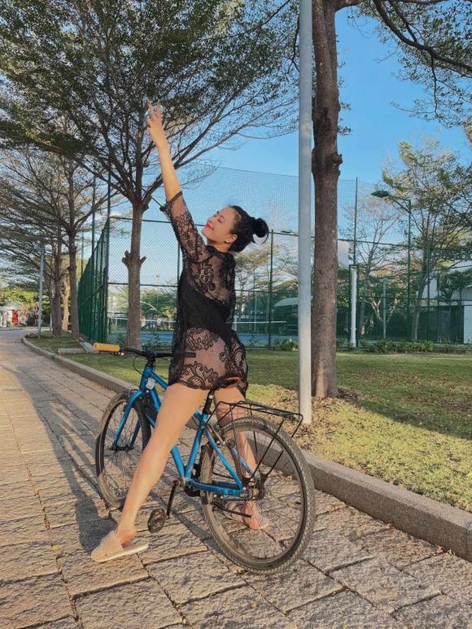 Diện đồ bơi và váy lưới, Hoàng Thùy Linh phô diễn đường cong táo bạo - 6 Diện đồ bơi và váy lưới, Hoàng Thùy Linh phô diễn đường cong táo bạo - 6
