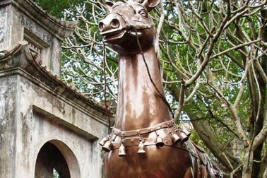 Hà Nội: Xuất hiện “ngựa lạ” ở đền Phù Đổng