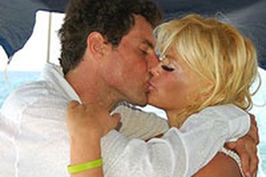 Con vừa chết, Anna Nicole Smith lấy chồng!