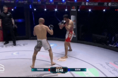 Võ sĩ nằm cứng đờ trên sàn đấu sau khi lĩnh trọn cú đấm vào mặt