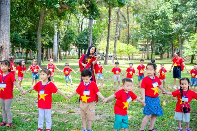 Nghệ sĩ Trịnh Minh Hiền chơi đàn trong MV “Đất nước trọn niềm vui“