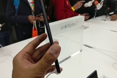 Thực tế cận cảnh smartphone màn hình cong Mi Note 2 mới ra mắt của Xiaomi
