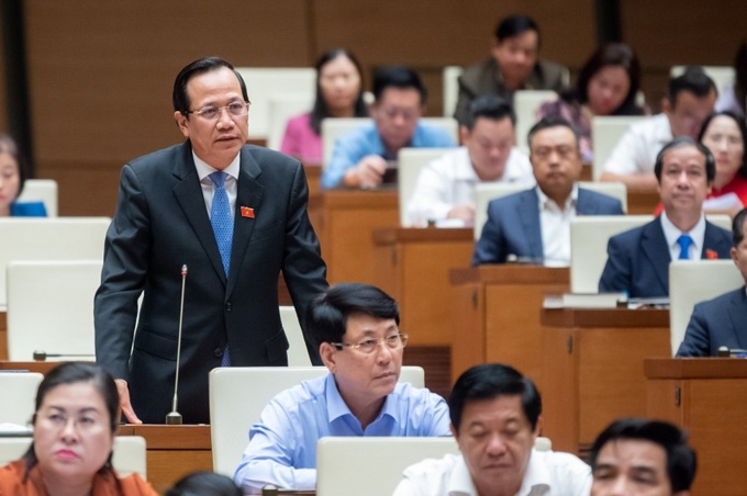 Bộ trưởng Đào Ngọc Dung trả lời chất vấn của các đại biểu