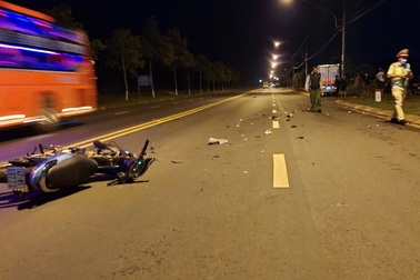 Xe máy đối đầu trên quốc lộ, 2 người tử vong