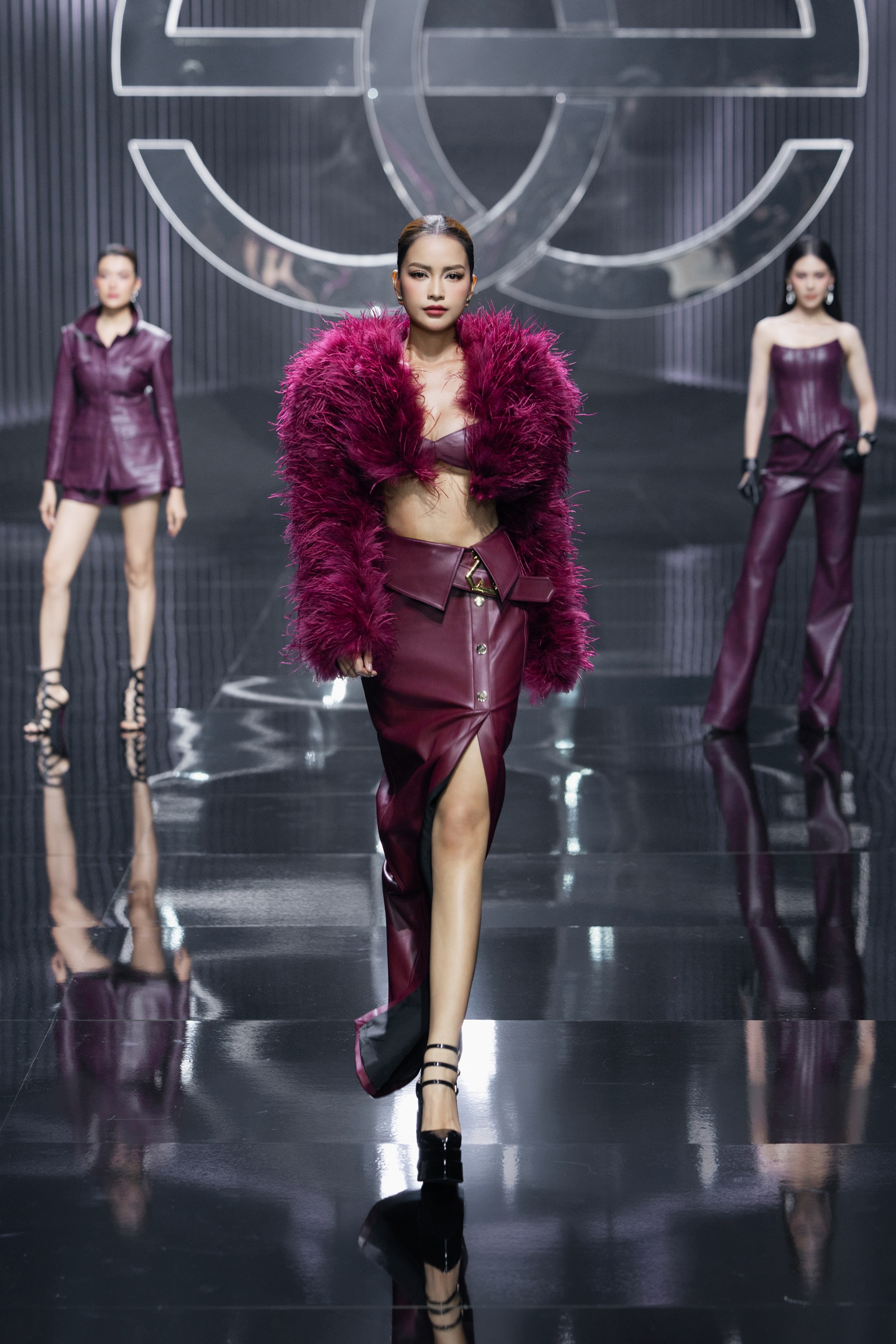 Thanh Hằng diện đầm cúp ngực, làm vedette show thời trang - 4