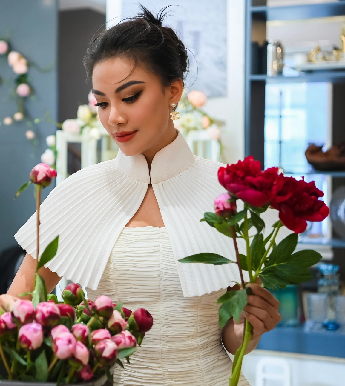Giữa lễ Tình nhân, Á hậu Kim Duyên thanh lịch đi ship hoa tươi - 3 Giữa lễ Tình nhân, Á hậu Kim Duyên thanh lịch đi ship hoa tươi - 3