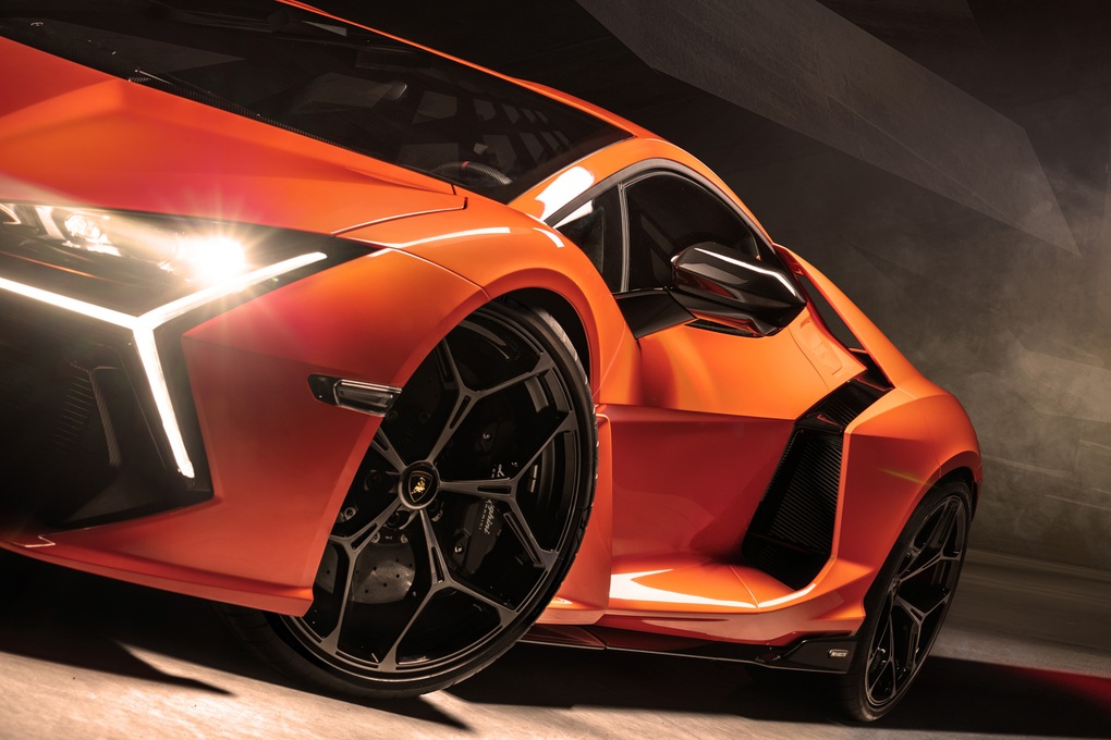 Revuelto LB744 đưa Lamborghini vào thế giới siêu xe trên 1.000 mã lực - 9 Revuelto LB744 đưa Lamborghini vào thế giới siêu xe trên 1.000 mã lực - 9