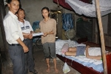 Quà nhân ái đến với bé Trần Thị Doan và chị Nguyễn Thị Thơ