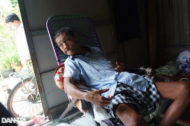 Thương chị gái "cắn răng" bỏ chồng về chăm cha liệt giường, em gái khờ khạo