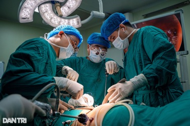 Cận cảnh 30 y bác sĩ giải cứu cô gái suy thận 10 năm không thể uống nước