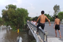5 học sinh nhảy cầu tắm sông, 1 em mất tích