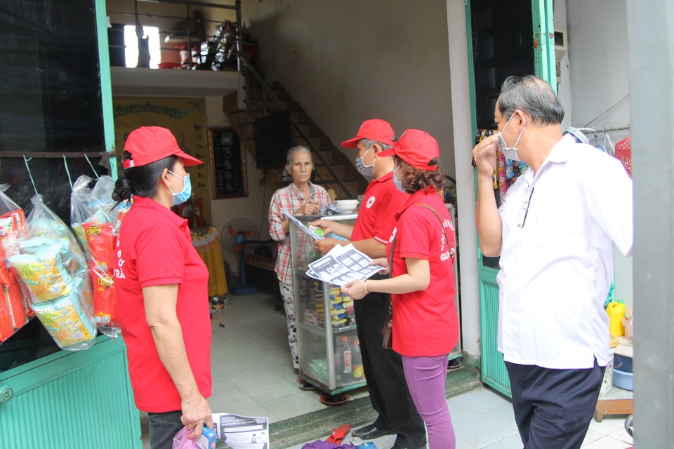Nhiều nơi phát khẩu trang, hướng dẫn người nhà bệnh nhân phòng ngừa corona - 6 Nhiều nơi phát khẩu trang, hướng dẫn người nhà bệnh nhân phòng ngừa corona - 6