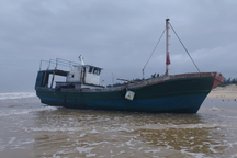 "Tàu ma" dạt vào bờ biển Quảng Trị được xử lý như thế nào?