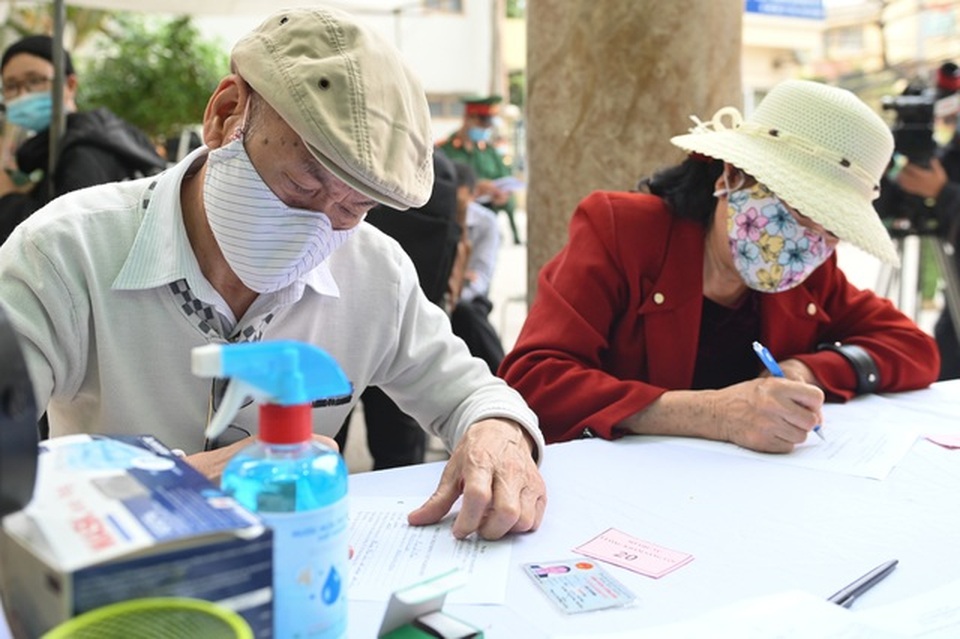 Hơn 100 người cao tuổi hoàn thành tiêm thử vắc xin Covid-19 Việt Nam - 2 Hơn 100 người cao tuổi hoàn thành tiêm thử vắc xin Covid-19 Việt Nam - 2