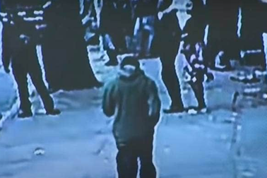 Lề đường nứt toác, người đàn ông mắc kẹt trong lòng đất