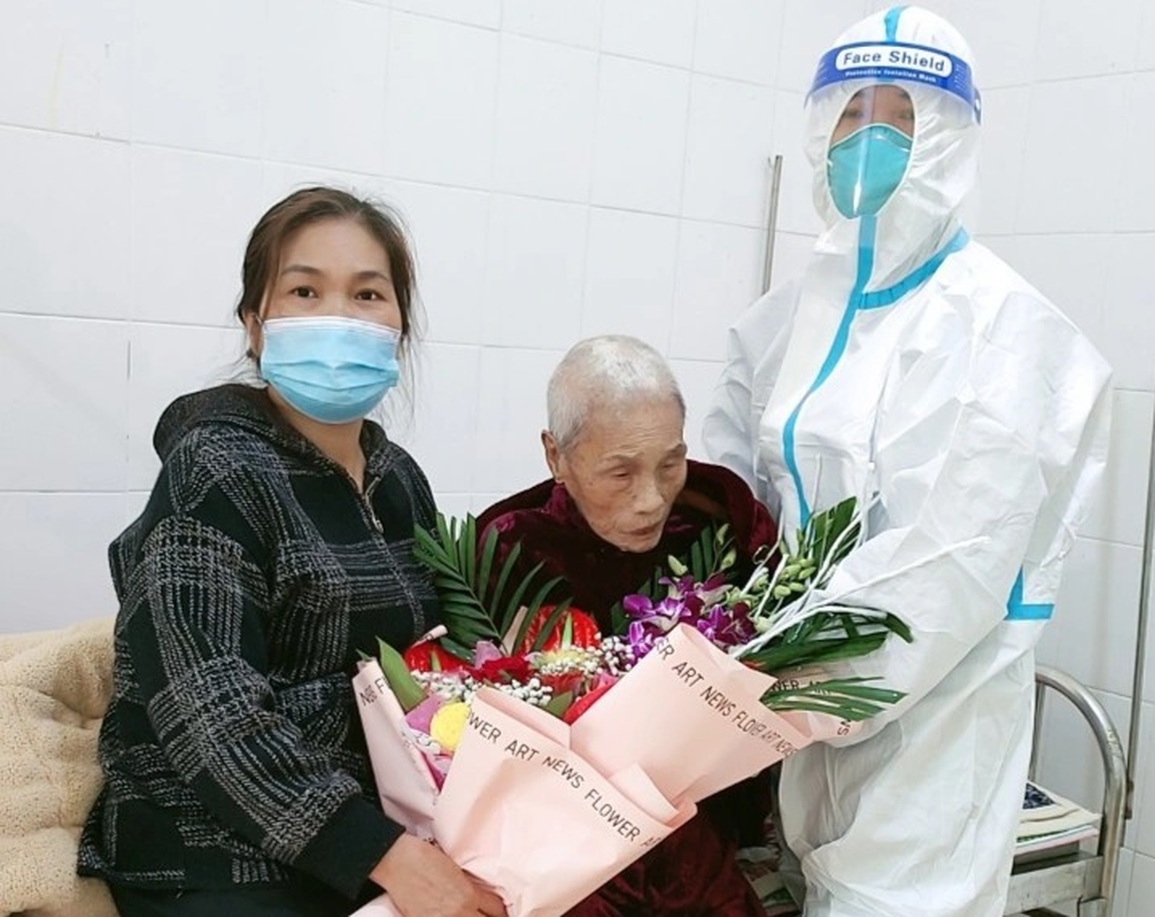 Điều trị thành công bệnh nhân Covid-19 hơn 100 tuổi - 1 Điều trị thành công bệnh nhân Covid-19 hơn 100 tuổi - 1