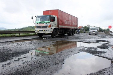 Xem xét thu hồi ủy thác quyền quản lý các tuyến quốc lộ xảy ra hư hỏng