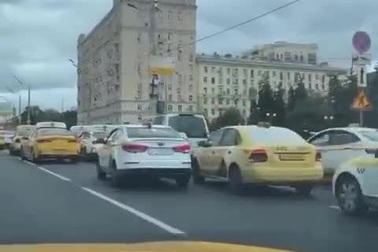 Hàng loạt taxi bị hacker gọi về một địa điểm, gây ùn tắc nghiêm trọng