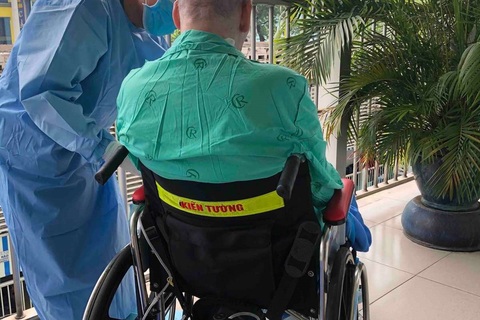 Nam phi công nhiễm Covid-19 lướt máy tính bảng, đi tắm nắng mỗi sáng