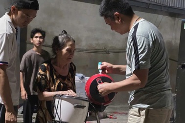 Thợ sửa đồ điện tử miễn phí nhận quà cảm ơn đặc biệt của dân vùng ngập