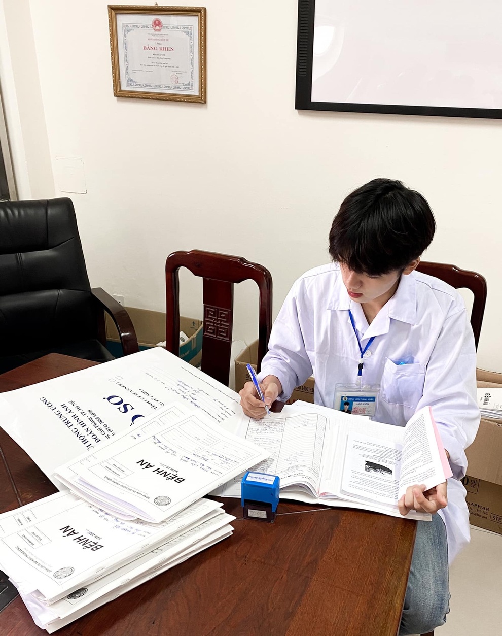 Chàng sinh viên trường Y có gương mặt tựa nam thần học đường - 2 Chàng sinh viên trường Y có gương mặt tựa nam thần học đường - 2
