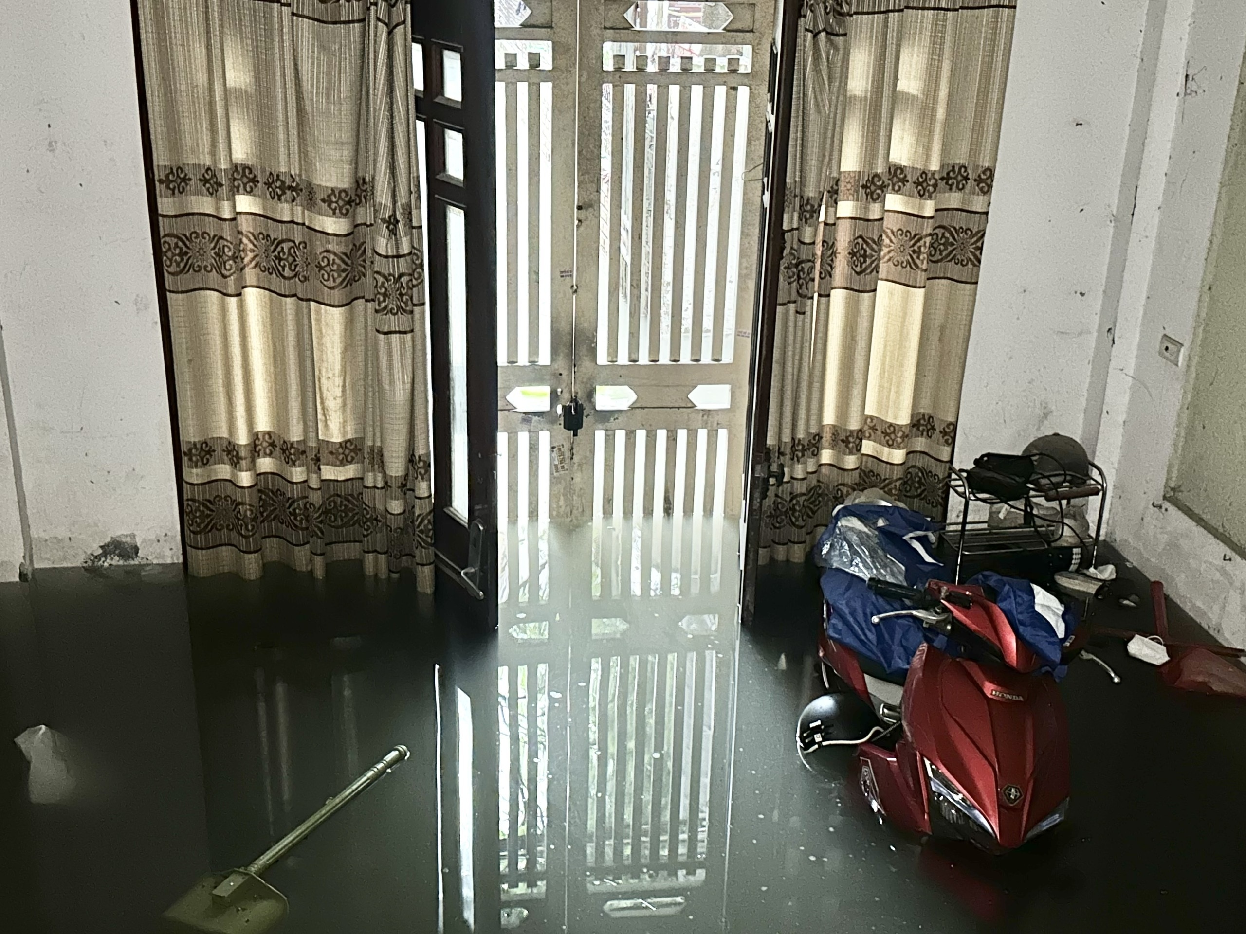 Khu đô thị ở Hà Nội ngập trong nước, người dân nghỉ làm chờ nước rút - 6