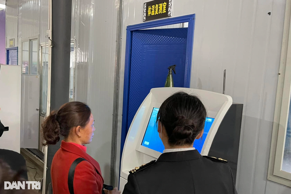 Khách Việt chờ hàng tiếng đồng hồ nhập cảnh vào Trung Quốc chơi xuân - 3 Khách Việt chờ hàng tiếng đồng hồ nhập cảnh vào Trung Quốc chơi xuân - 3