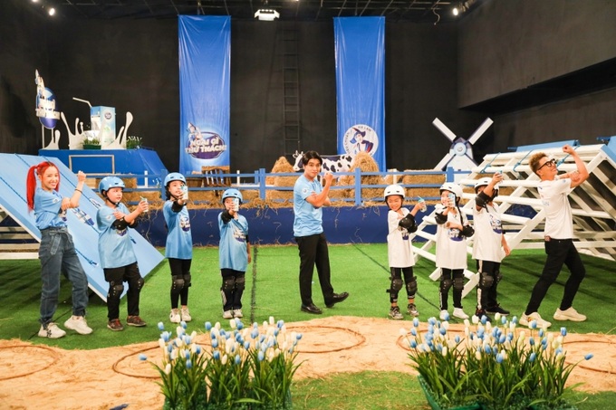 Duy Khánh với phong cách hài hước, mang đến thông điệp vui nhộn khi thuyết trình về sức mạnh của các thành viên nhí đội Cỏ Ba Lá.
