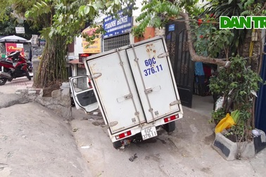 Xe tải tông mô tô CSGT rồi lao vào nhà dân ở TPHCM