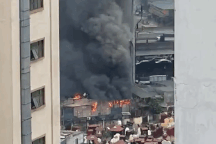 Hà Nội: Cháy lớn thiêu rụi 4 ngôi nhà, nhiều người hoảng loạn tháo chạy